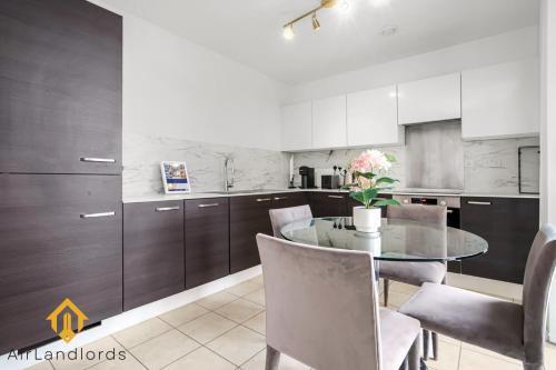 Exclusive 2 Bedroom Flat in Bromley By Bow - Tap to explore photos