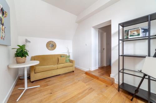 Exceptional Top Floor 1BR apt in Fitzrovia - Tap to explore photos