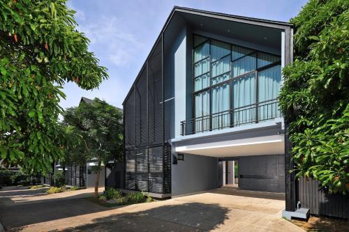 Granary Villa by CapitalPro - Tap to explore photos