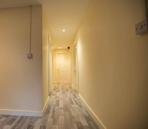 Pristine 3 bed Apartment - Tap to explore photos