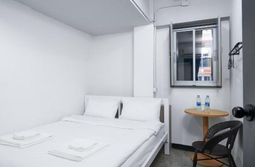 G5 Hostel Room Type - Double Room with Shared Bathroom