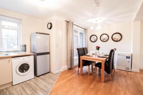Fantastic 2 Bed London Apartment - Tap to explore photos