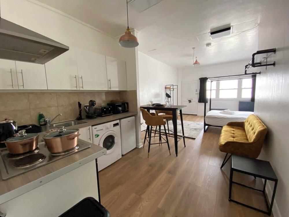 Premium studio Flat in zone 1 - Tap to explore photos