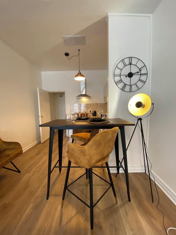 Premium studio Flat in zone 1 - Tap to explore photos