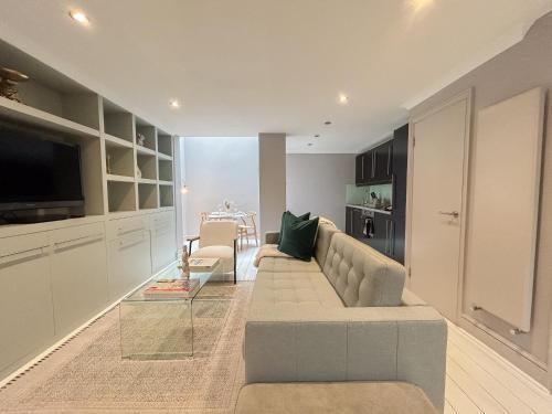 Gorgeous house in heart of Notting Hill - Tap to explore photos