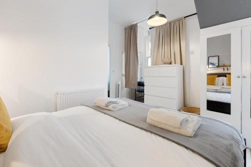Putney Thames garden flat - Tap to explore photos