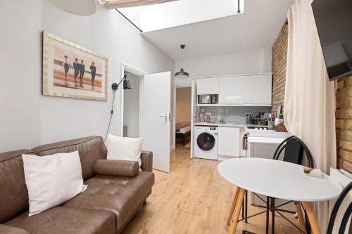 Putney Thames garden flat - Tap to explore photos