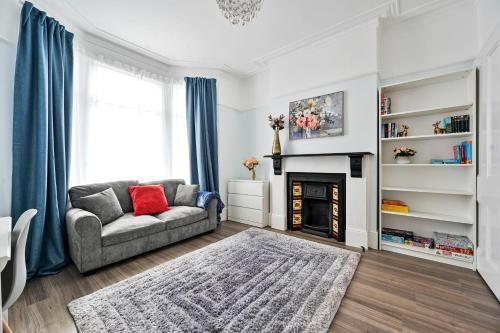 Greenwich Holiday Home - Tap to explore photos