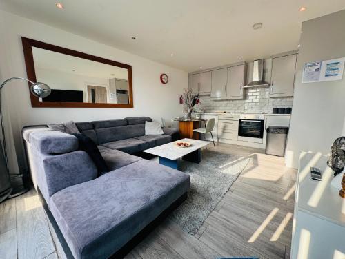 FT10 Brick Lane Apartment - Tap to explore photos