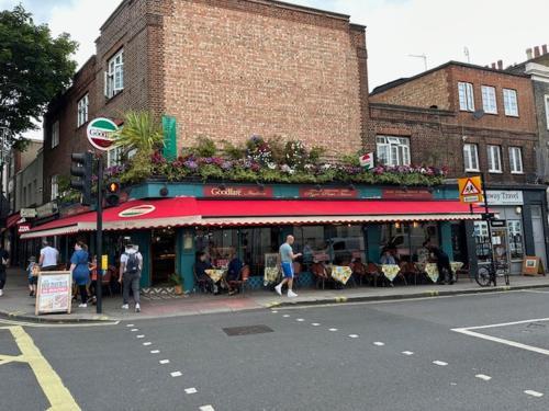 GUEST ROOMS in CAMDEN TOWN - Tap to explore photos