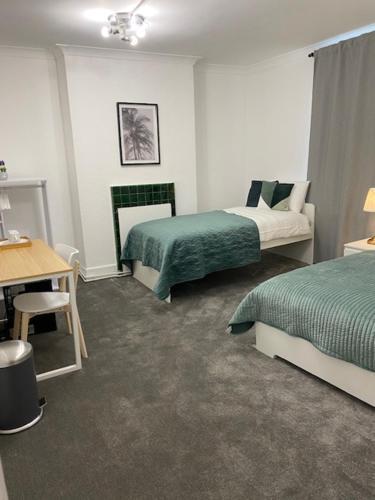 GUEST ROOMS in CAMDEN TOWN - Tap to explore photos