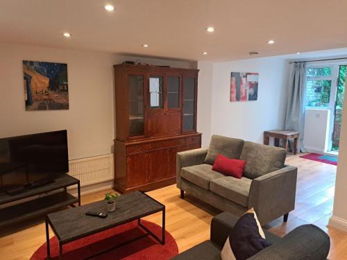 Shepherds Bush Apartment - Tap to explore photos