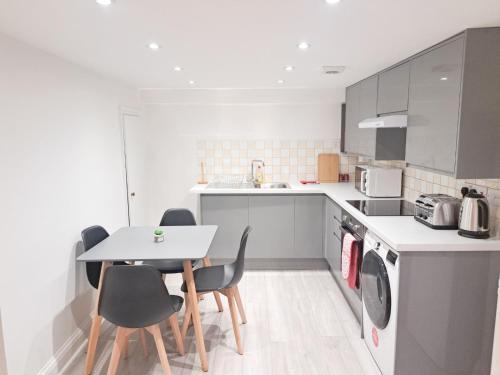 Shepherds Bush Apartment - Tap to explore photos