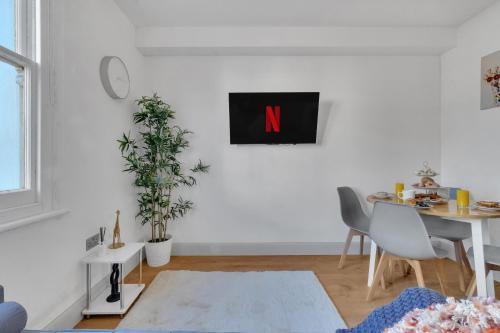 homely - West London Apartments Putney - Tap to explore photos
