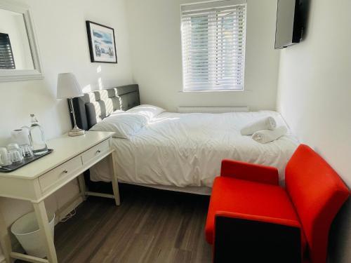 Riverside Deluxe Double Room E14 - Tap to explore photos