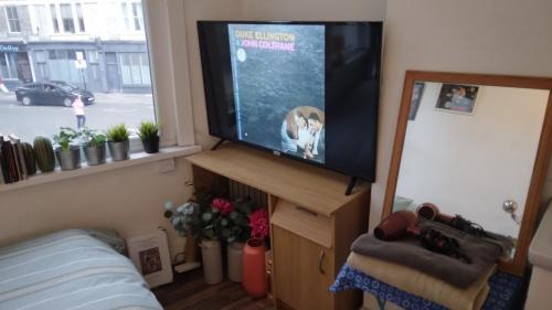 shoreditch studio apartment with private shower and toilet - Tap to explore photos