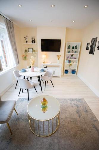 Hammersmith Apollo 1 Bedroom Apartment - Tap to explore photos