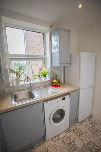 Hammersmith Apollo 1 Bedroom Apartment - Tap to explore photos