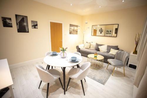 Hammersmith Apollo 1 Bedroom Apartment - Tap to explore photos