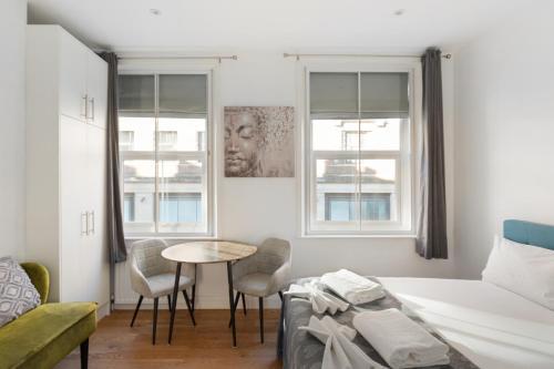 HAFH in Paddington - Double studio 1 - Tap to explore photos