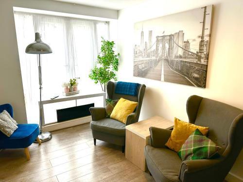 Harrington House - 3 Bedroom Apartments in Central London - Tap to explore photos