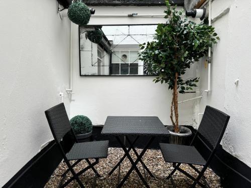Stunning refurbished studio with a private courtyard to enjoy! - Tap to explore photos