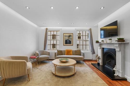 Knightsbridge 3 Bedroom Home 1 Minute Harrods - Tap to explore photos