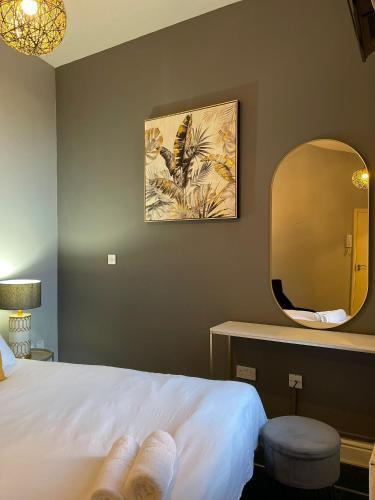 Simple Triple Studio in King's Cross - Tap to explore photos