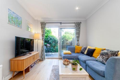 Splendid 2BR wprivate gdn, Fulham - Tap to explore photos