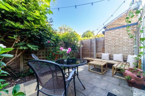 Splendid 2BR wprivate gdn, Fulham - Tap to explore photos