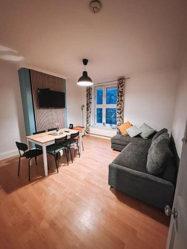 Spacious 3 Bedroom Flat In Stockwell - Tap to explore photos