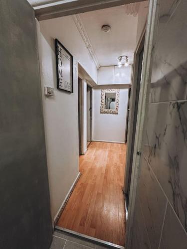 Spacious 3 Bedroom Flat In Stockwell - Tap to explore photos