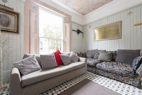 Spacious 4 bed, Central Camden - Tap to explore photos