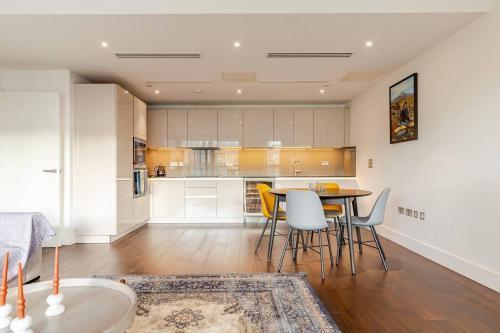 Spacious 2 Bed Fulham Riverside Flat - Tap to explore photos