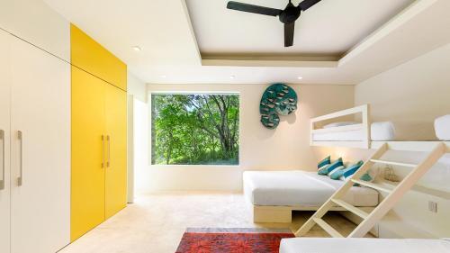 Splash: Contemporary Tropical Five Star Villa - Tap to explore photos