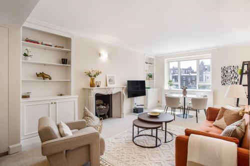 South Kensington Luxury 2 Bedroom Apartment - Tap to explore photos
