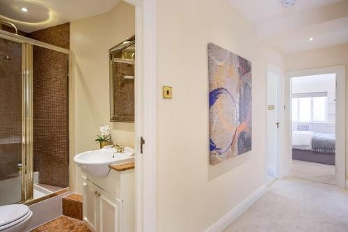 South Kensington Luxury 2 Bedroom Apartment - Tap to explore photos