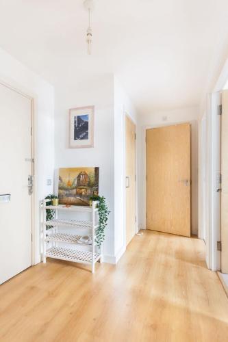 Spacious 2 Bedroom Apartment In Central Near tube - Tap to explore photos