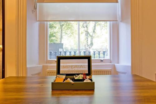 Imperial Leinster Garden Apartment - Tap to explore photos