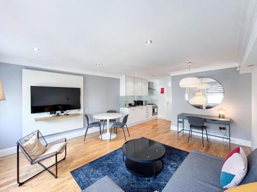 Large and very stylish apartment P1 - Tap to explore photos
