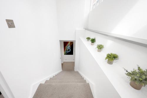Loft-style 3 bed apartment in Hoxton London! - Tap to explore photos