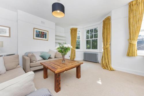 Spacious 3 bed South Bank Apartment - Tap to explore photos