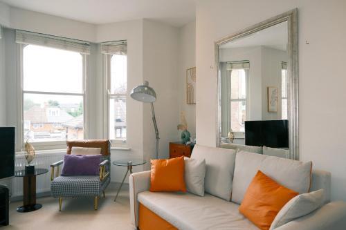 Spacious Duplex Flat West London for Families & Groups - Tap to explore photos