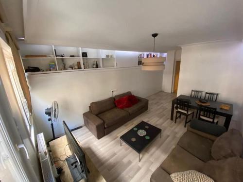 Large apartment with a balcony in central Kadıköy - Tap to explore photos
