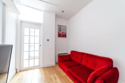 Spacious Retreat 2-bed in Popular Camden Town - Tap to explore photos