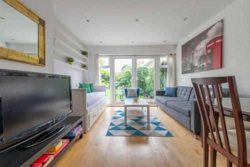Lovely 2-bed 15 minutes to Central London - Tap to explore photos