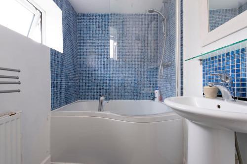 Lovely 2-bed 15 minutes to Central London - Tap to explore photos