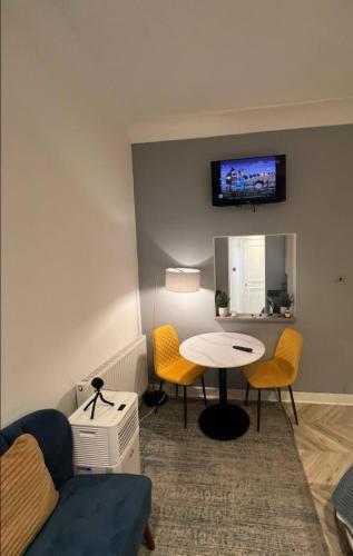 Stunning studio next to Harrods - Tap to explore photos