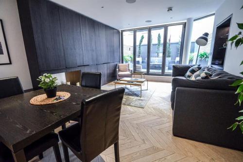 Stunning 2 bedroom apartment with terrace - Tap to explore photos