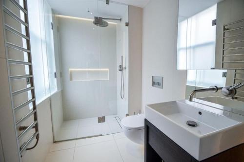 Stunning 2 bedroom apartment with terrace - Tap to explore photos